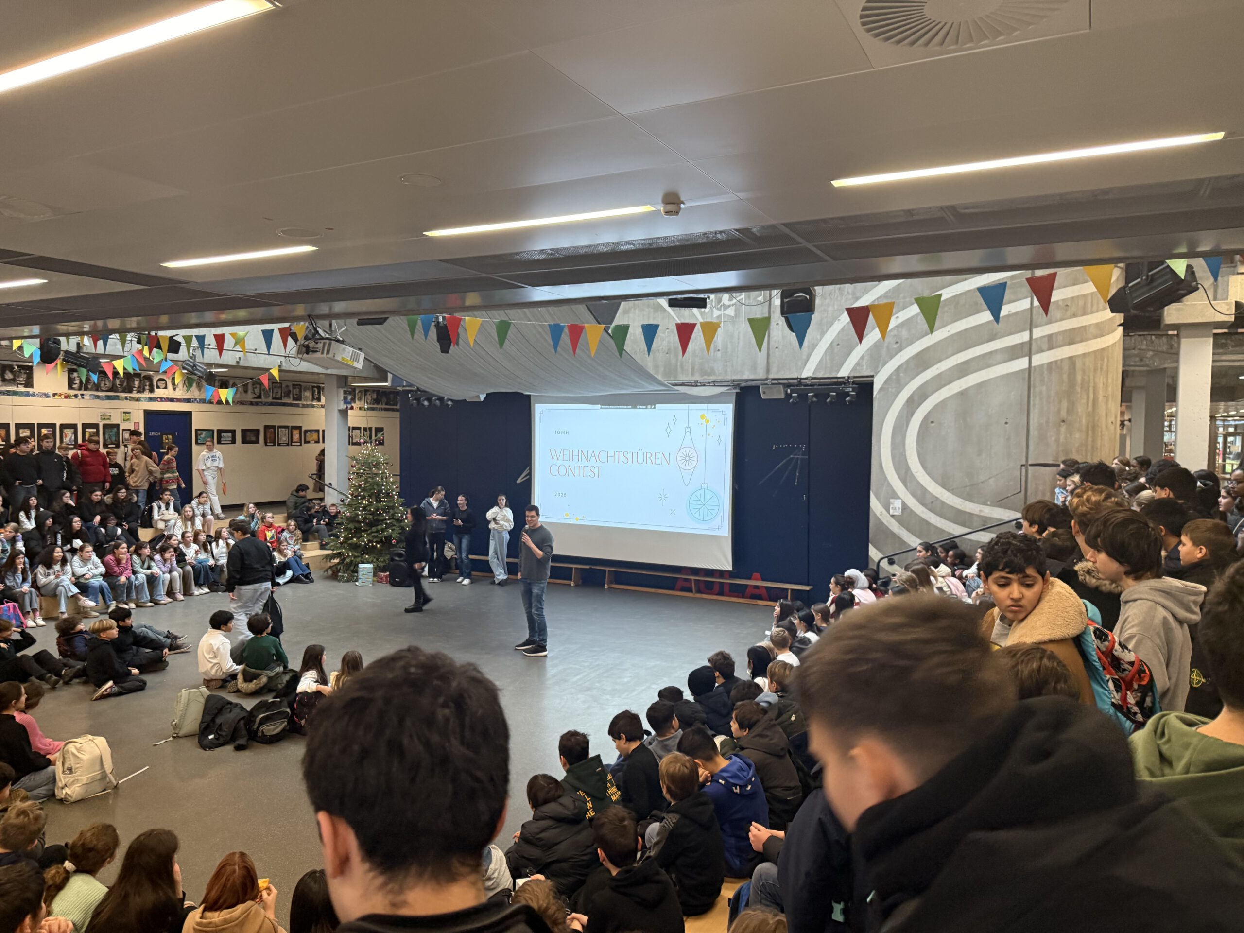 Adventstüren-Contest an der IGMH – weihnachtlich dekoriertes Klassenzimmer